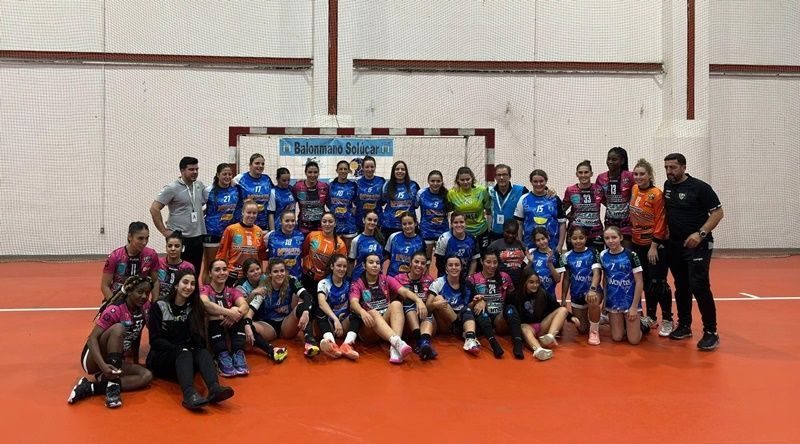 El Estudiantes femenino de balonmano brilla con una contundente victoria frente al Solúcar (21-30)