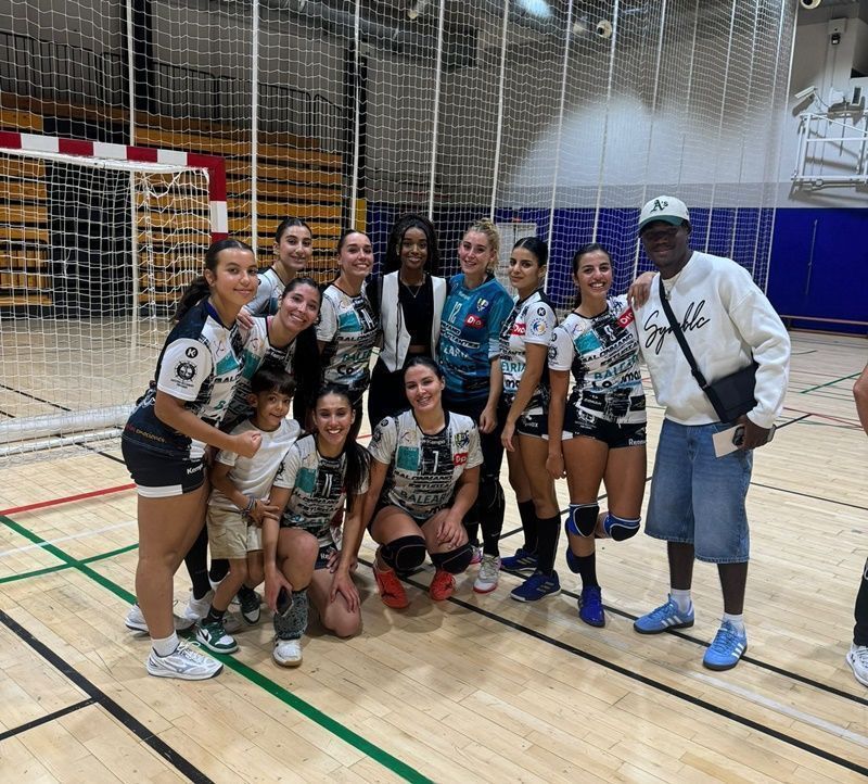 Uche, un caballa de corazón, anima al Balonmano Estudiantes