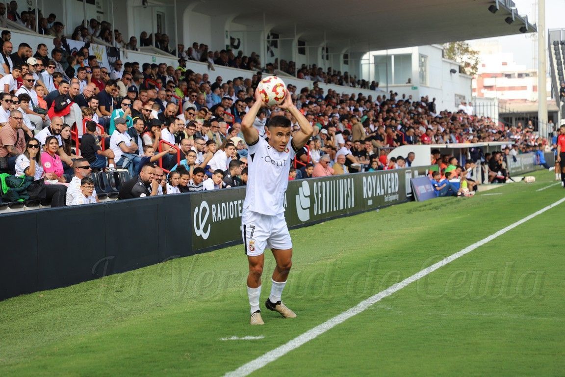 La AD Ceuta busca reactivarse ante el líder en un duelo de máxima rivalidad