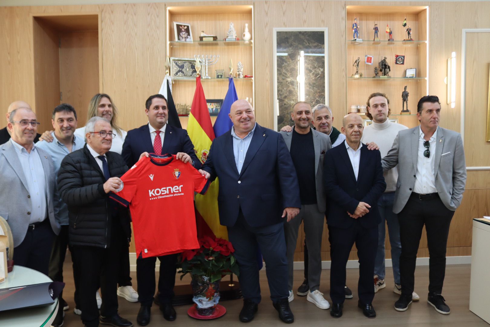 Foto de familia con la directiva del Osasuna previa al partido 