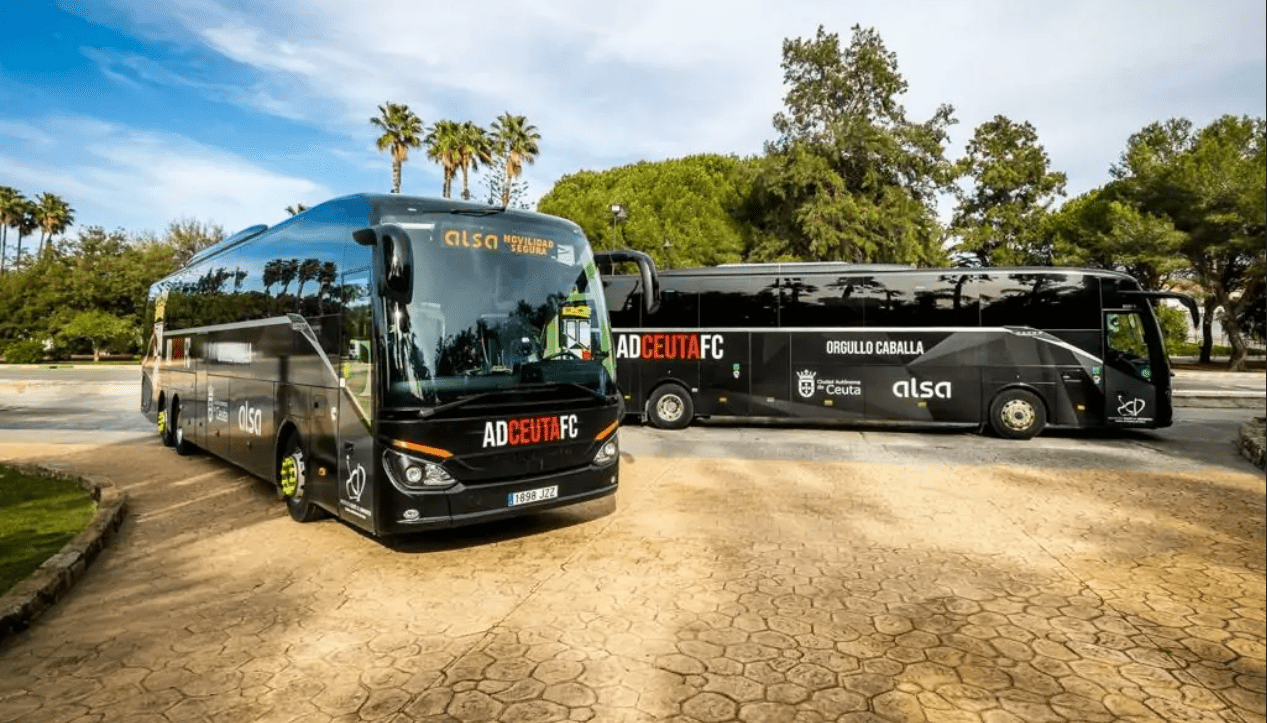 La AD Ceuta FC y Alsa presentan los autobuses con los que se desplazarán sus equipos