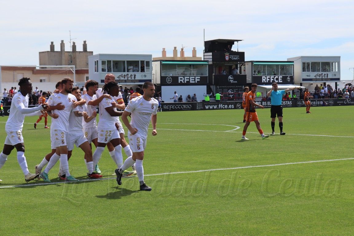 La AD Ceuta da un paso casi definitivo hacia el play-off tras derrotar al Antequera (2-0)