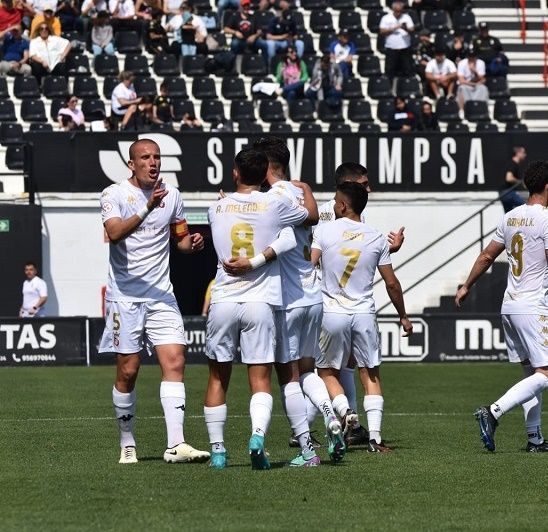 La AD Ceuta arrasa con el Atlético Sanluqueño  en el Murube (3-0)