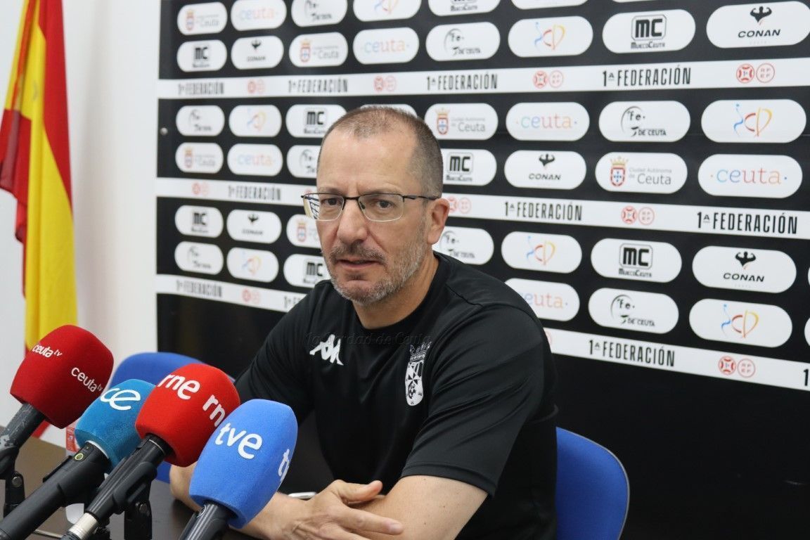 El Ceuta hace oficial la renovación de José Juan Romero hasta 2026