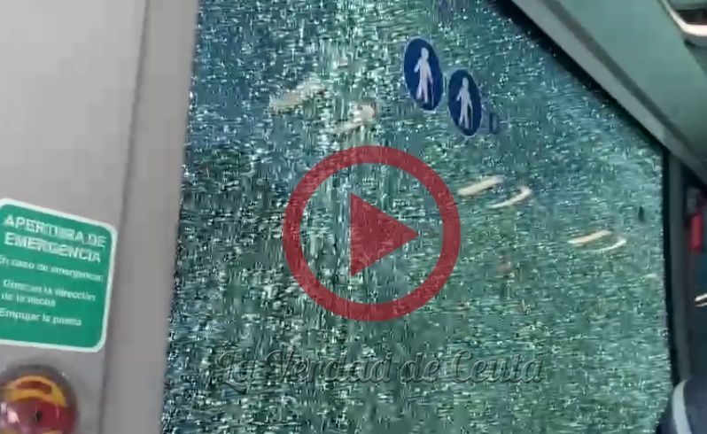 Unos radicales fracturan a pedradas una de las lunas del autobús del AD Ceuta