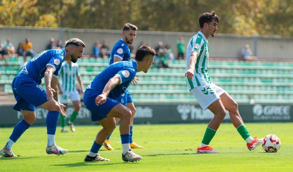 La AD Ceuta FC empata con el Betis Deportivo en un partido marcado por la polémica y la actuación del portero Pedro López