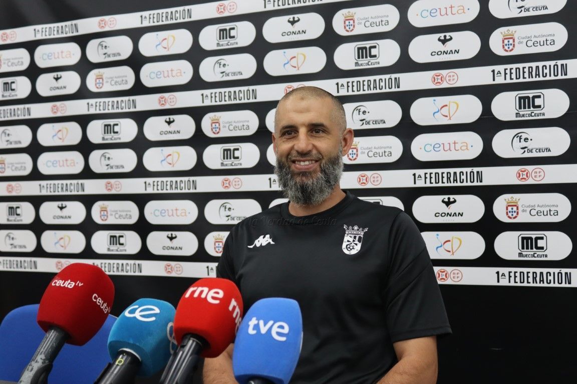 Perita en el banquillo del filial y el lateral Redru del primer equipo renuevan con el Ceuta
