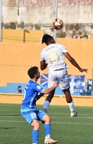 La AD Ceuta B y el Xerez DFC firman tablas en un intenso duelo de ida por el ascenso