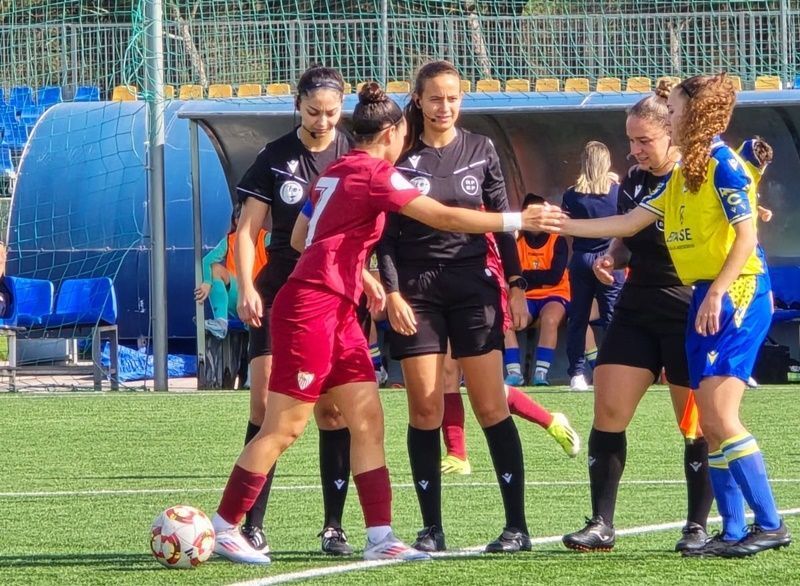 Debut de Soraya Chairi y Saliha Zariouh como árbitra y asistente en Tercera Federación de Fútbol Femenino 