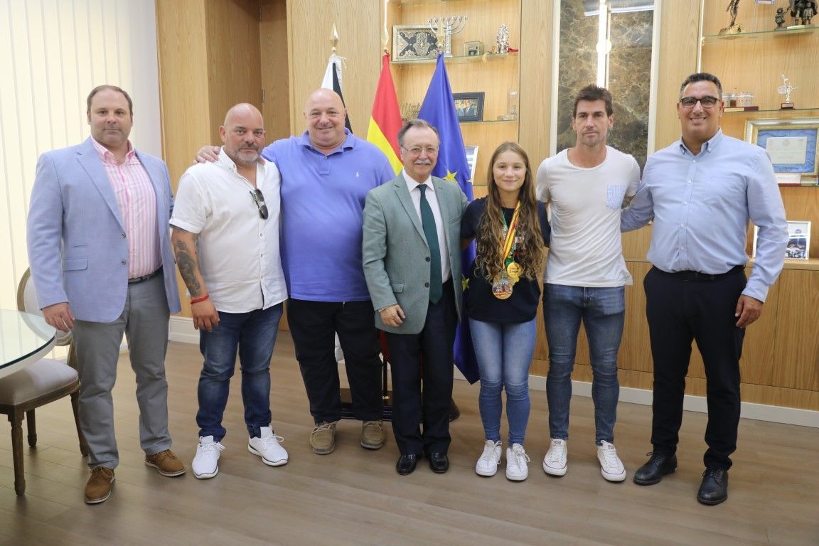 Vivas recibe a la joven karateka ceutí Julia Melgar