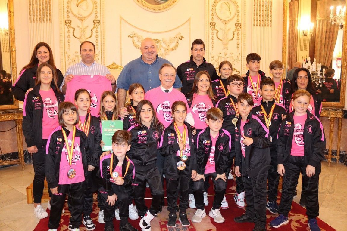 El presidente Vivas recibe a los jóvenes karatekas ceutíes