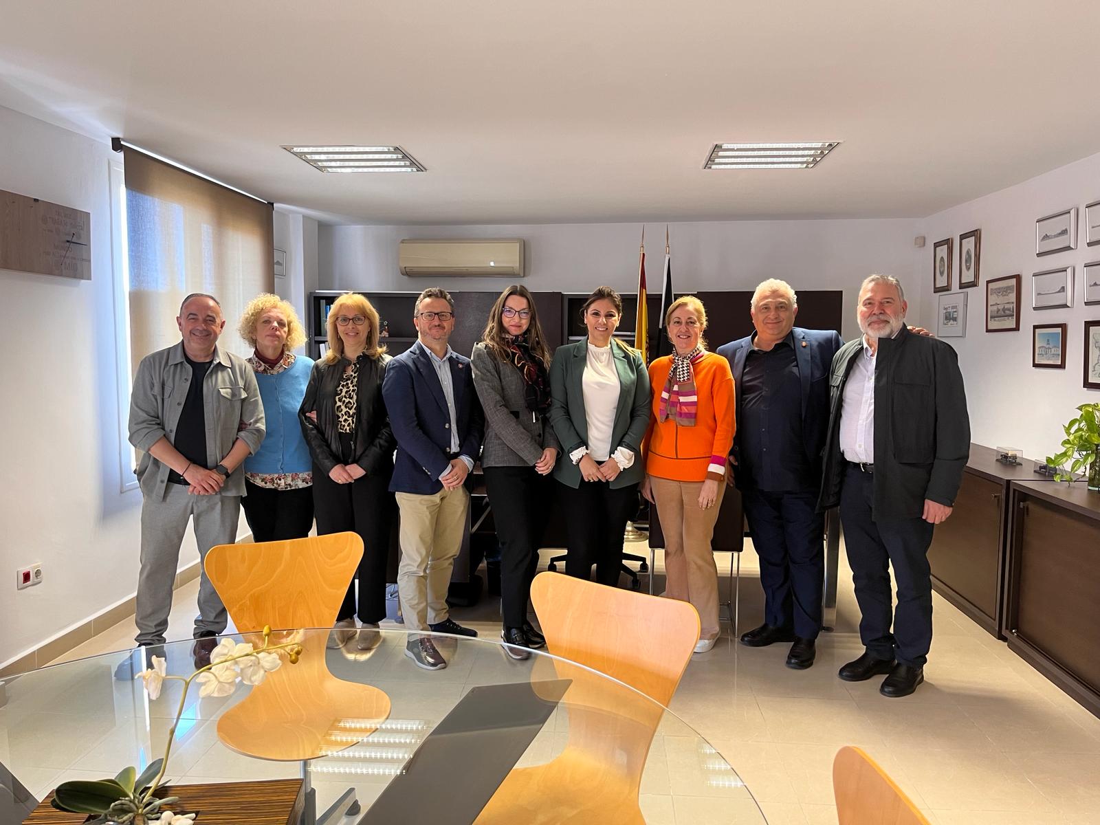 La Ciudad mantiene una reunión con una representación de la Universidad de Granada