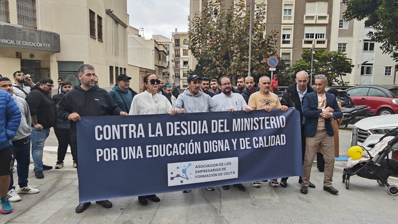 Vecinos del Príncipe Alfonso y empresarios exigen agilidad en los certificados de profesionalidad y becas educativas