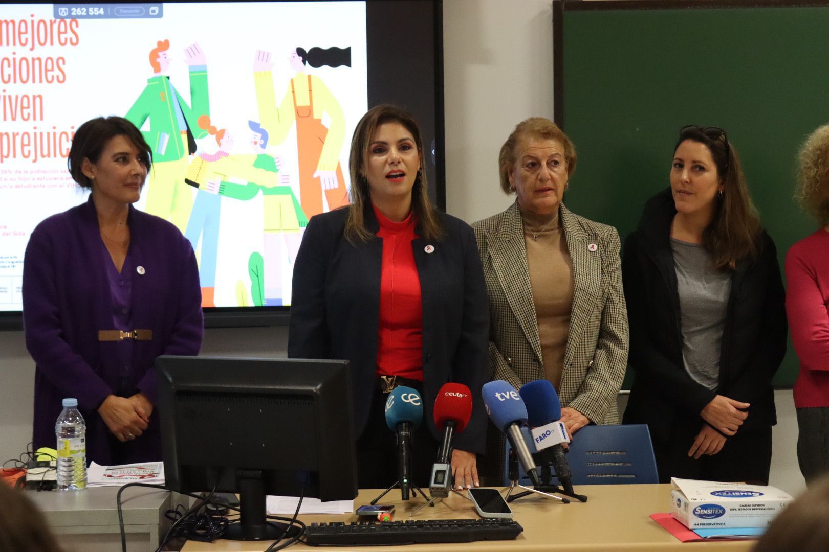 Nabila Benzina en la Universidad de Ceuta esta mañana concienciando a los jóvenes sobre el SIDA