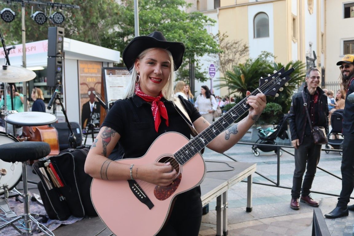 Ángela Hoodoo: “la música americana tiene vida en nuestro país, yo aposté por ella y me siento cómoda”