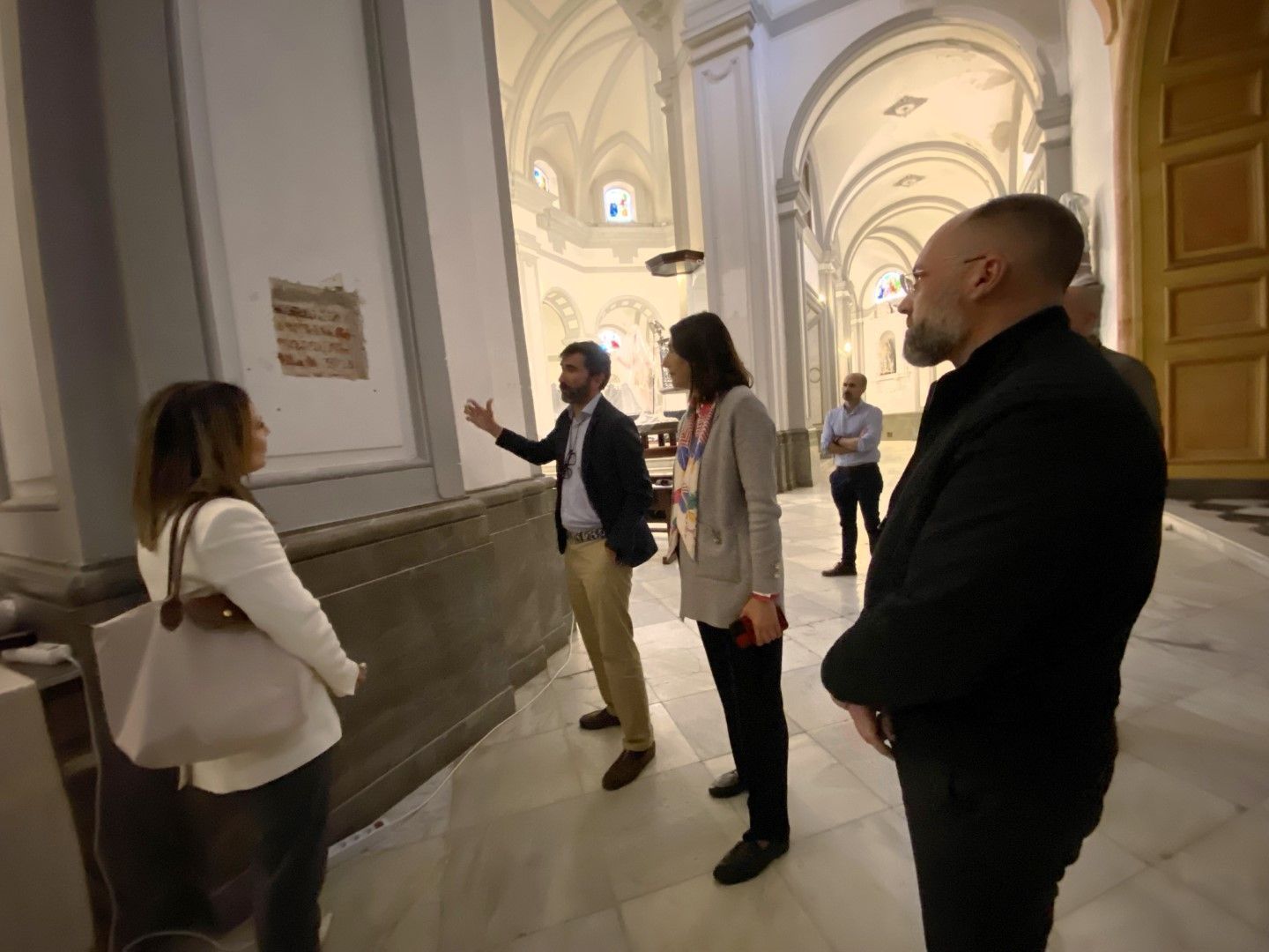 La consejera de Cultura inspecciona los trabajos previos a la restauración de la Catedral