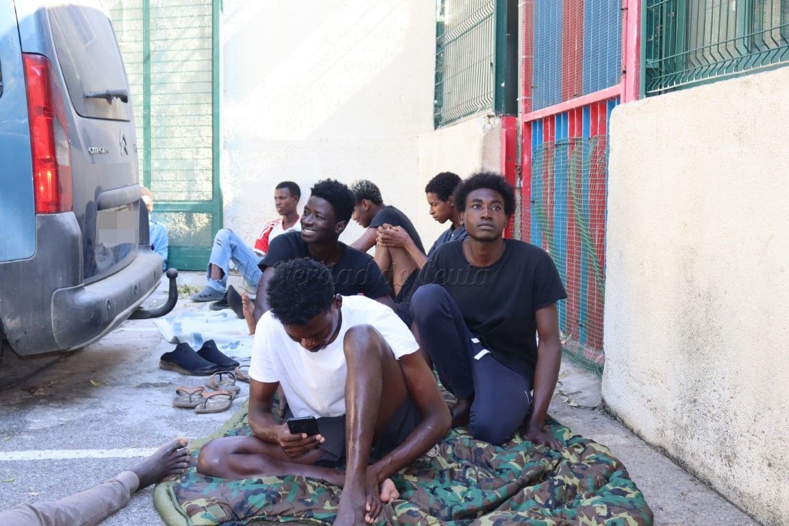 15 inmigrantes duermen fuera del CETI de Ceuta ante la imposibilidad de poder entrar
