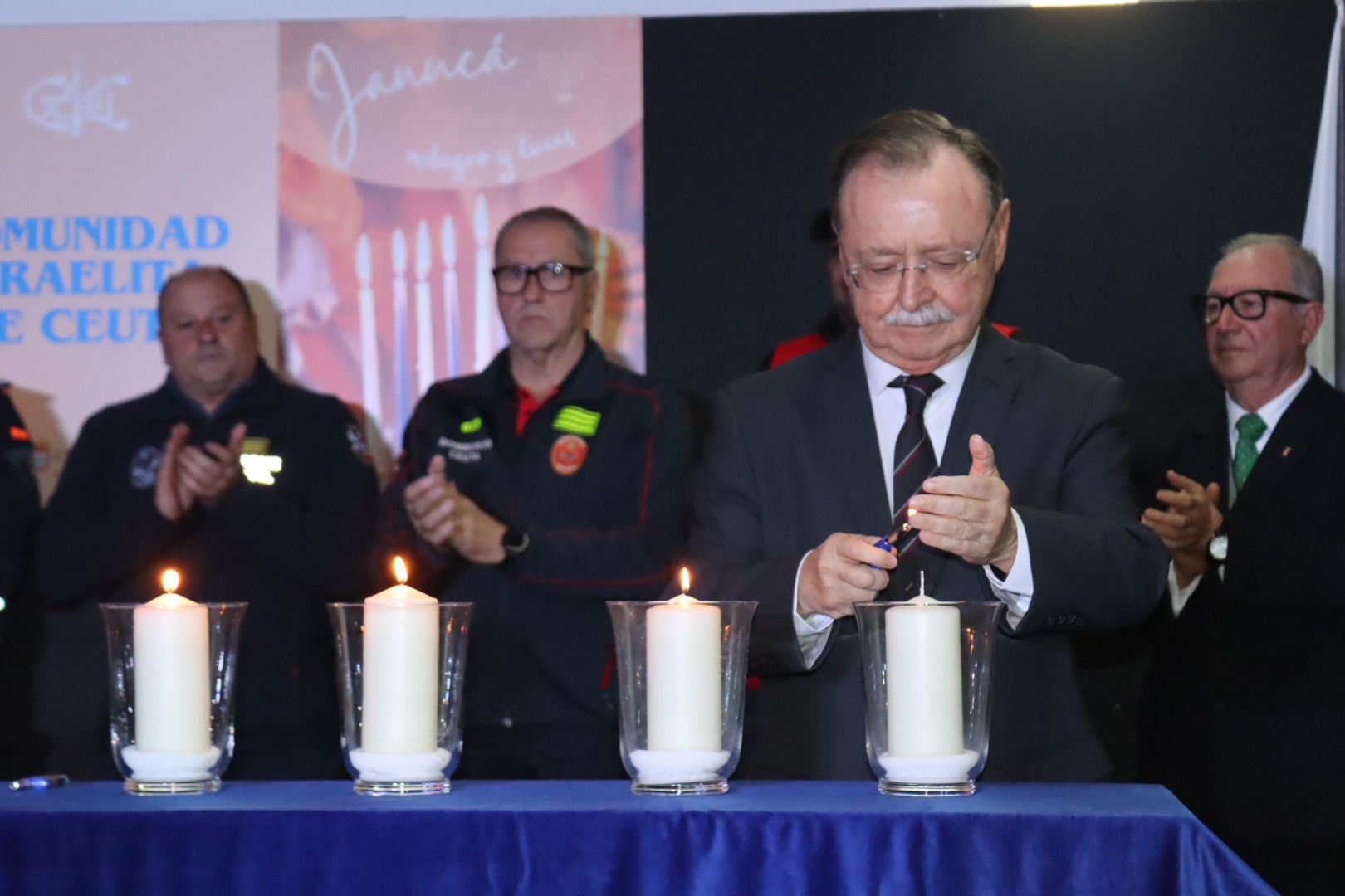 Juan Vivas encenciendo la vela durante la ceremonia 