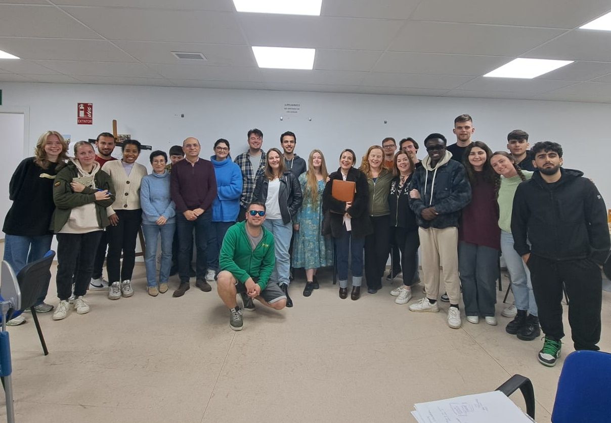 Pilar Orozco visita a los participantes del curso de formación “Bridges, not walls”