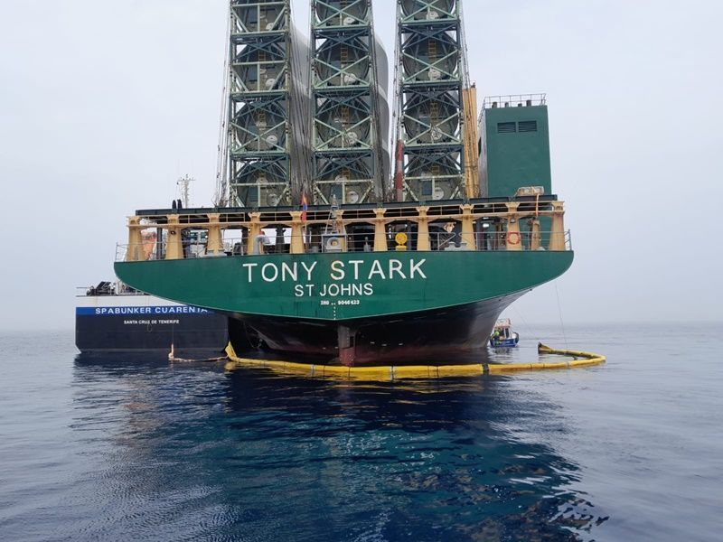 Un barco derrama más de una tonelada de fuel en la entrada del puerto de Ceuta