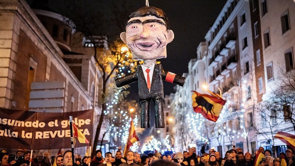 La jueza archiva la investigación sobre la quema de un muñeco de Sánchez en Nochevieja: "La falta de educación no es delito"