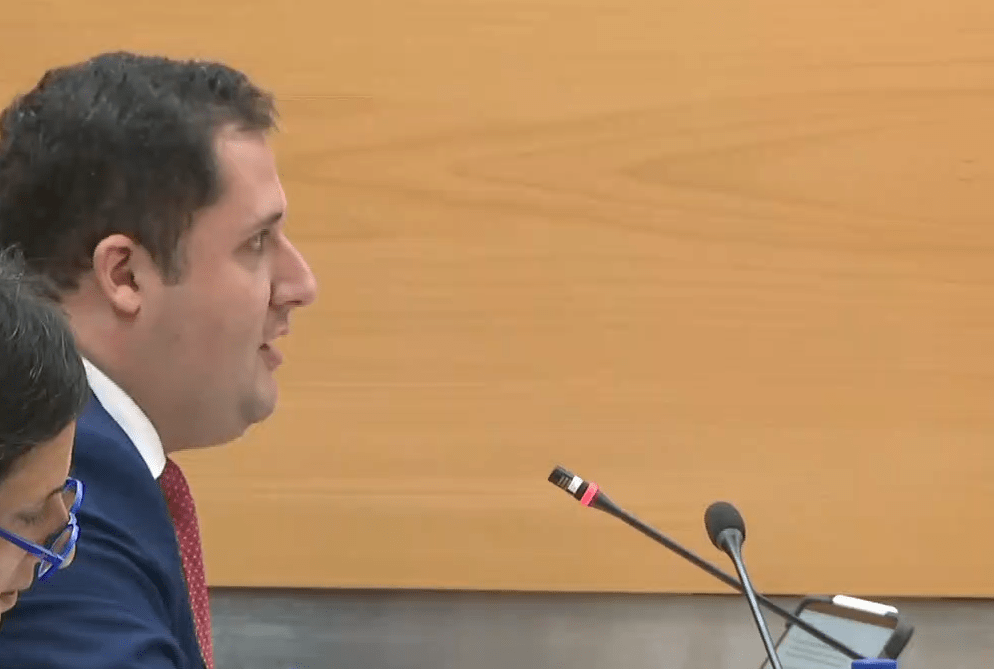Ramirez reconoce retrasos en la instalación de marquesinas pero asegura que cumplirán con los estándares de accesibilidad