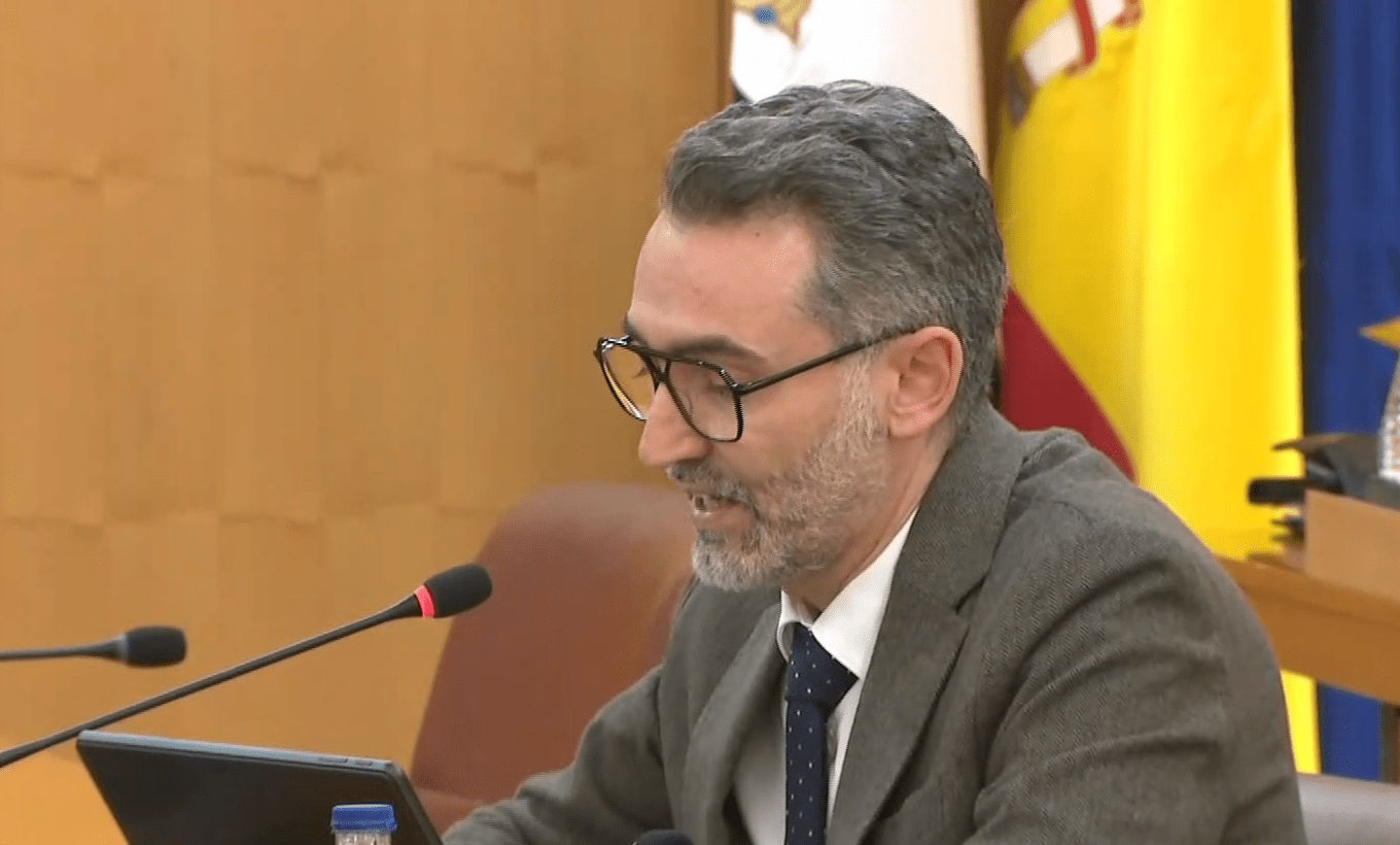 El PSOE pide más presupuesto para la reparación de los colegios y el Gobierno asegura que ya se actúa en ellos