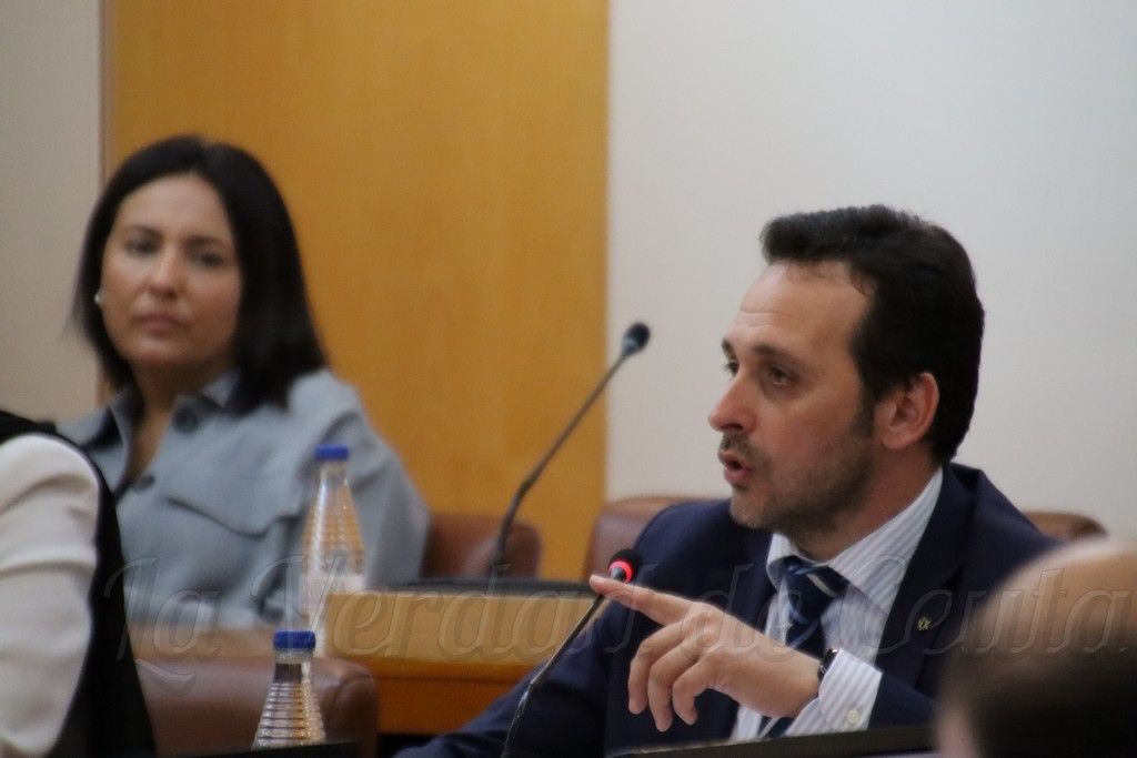 Debate en la Asamblea de Ceuta: VOX defiende el refuerzo militar mientras que el PSOE aboga por la diplomacia