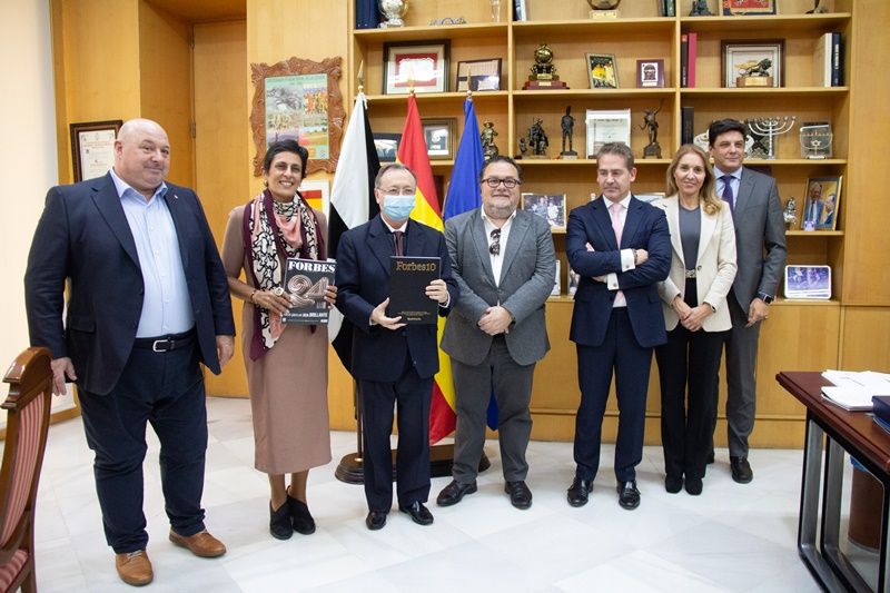Juan Vivas agradece el interés por Ceuta de la revista Forbes