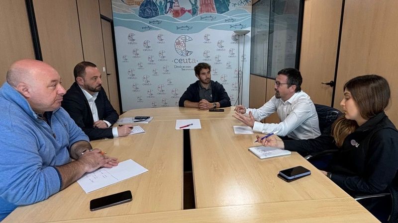 El consejero de Turismo se reúne con la Asociación Internacional de Profesionales de Buceo (PADI)