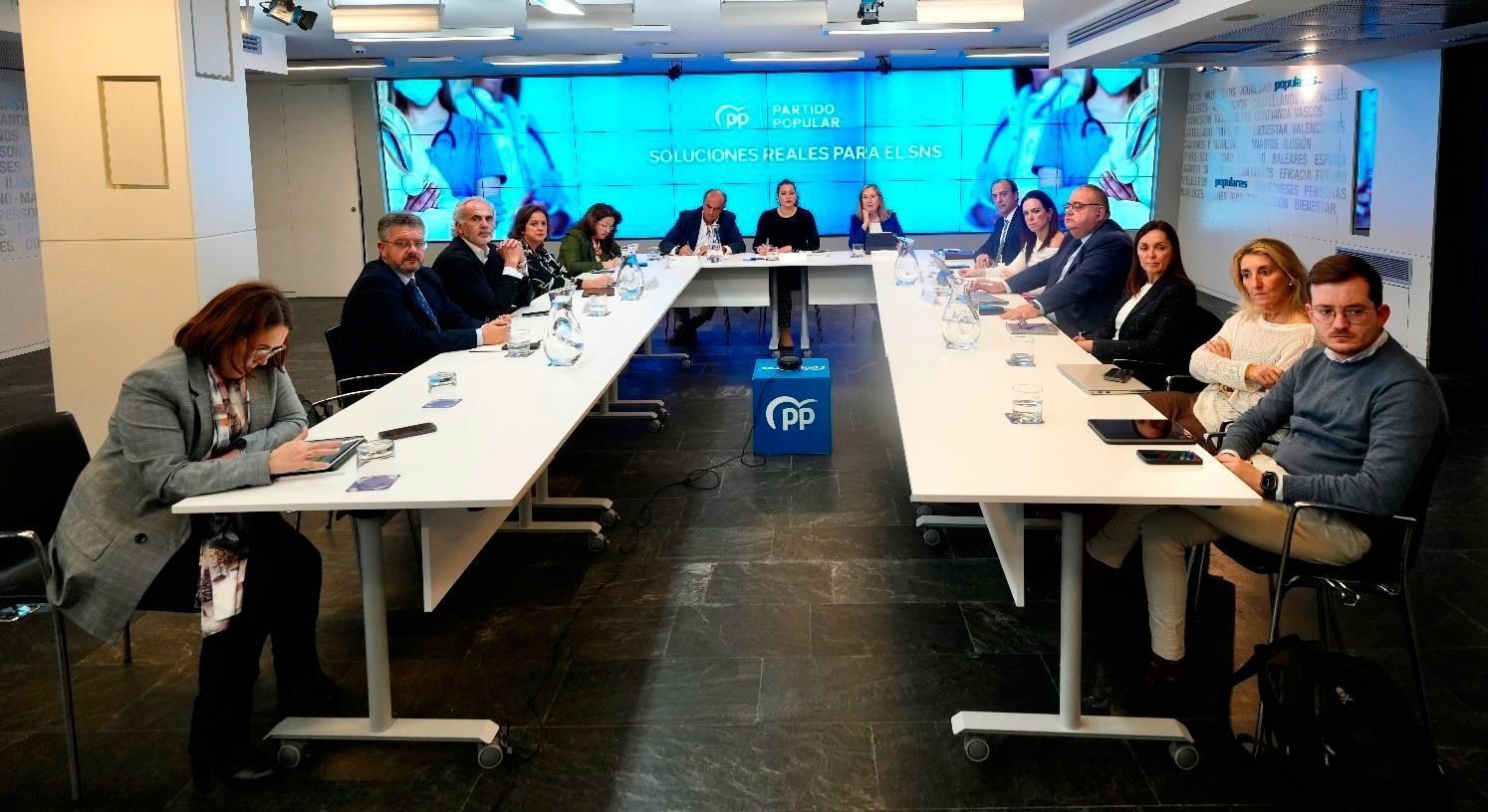 Los 12 consejeros de Sanidad del PP exigen al Gobierno 1.000 médicos de familia más al año