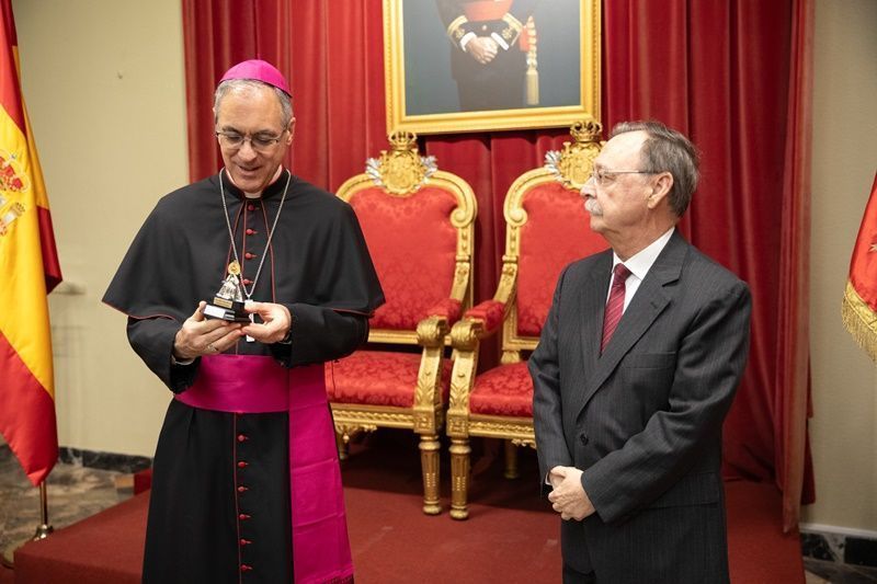 Juan Vivas da la bienvenida al arzobispo castrense
