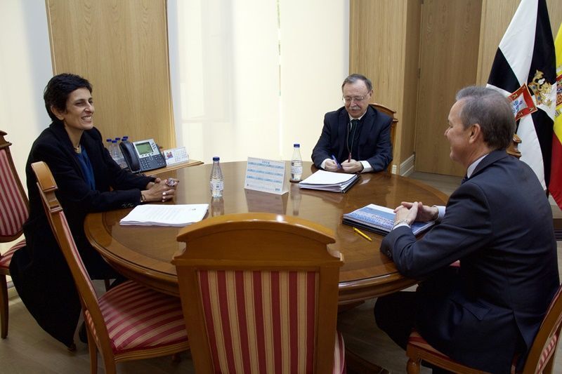 Juan Vivas recibe al director de EY en Andalucía