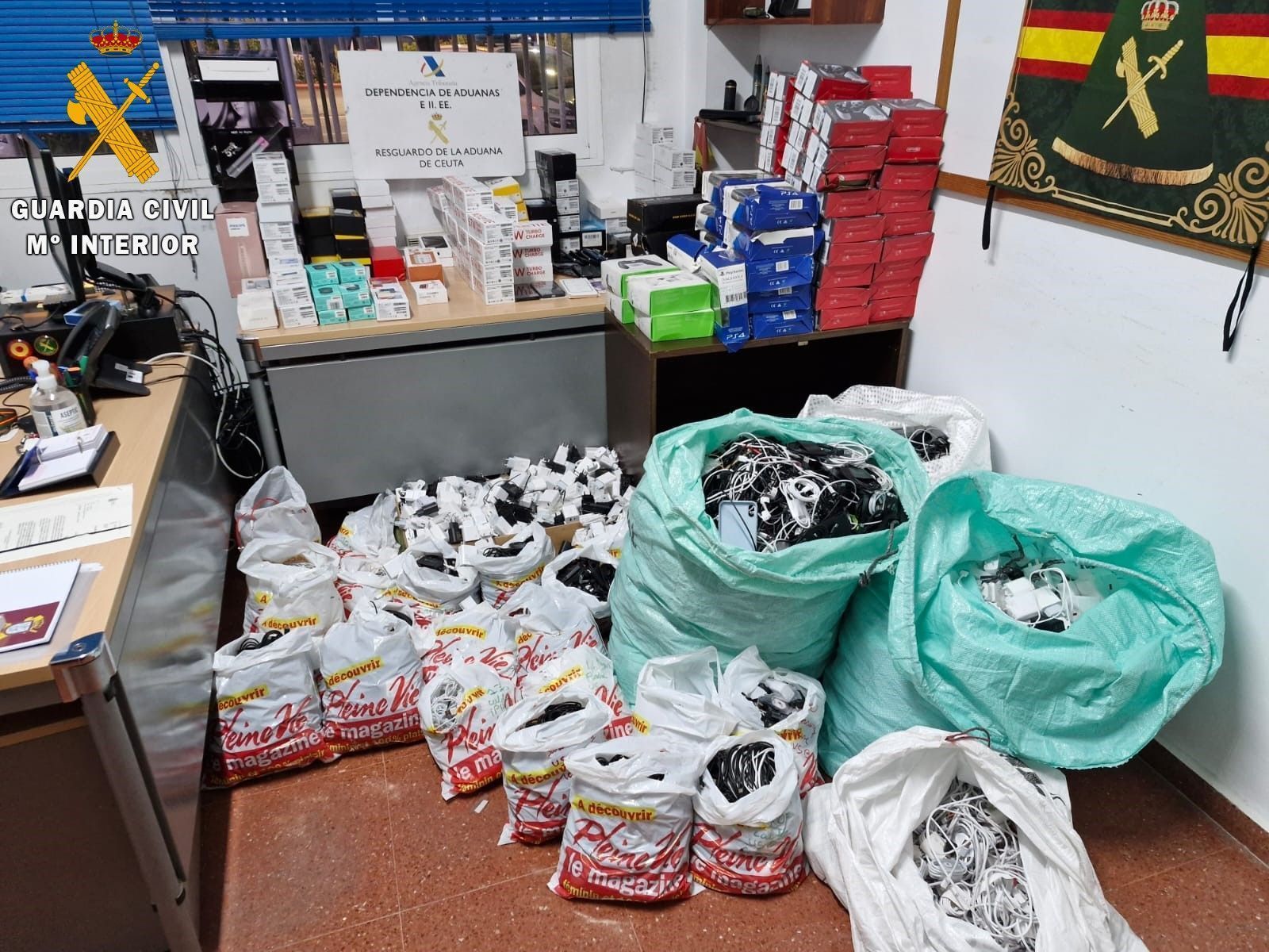 Dos detenidos por contrabando de diversos artículos