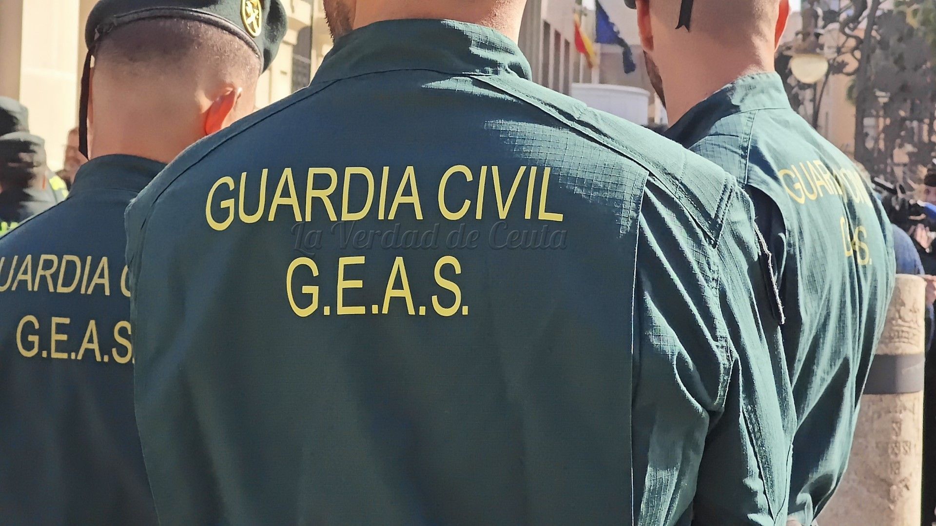 El GEAS procede al rescate de dos personas de una embarcación recreativa cuando se encontraba semihundida