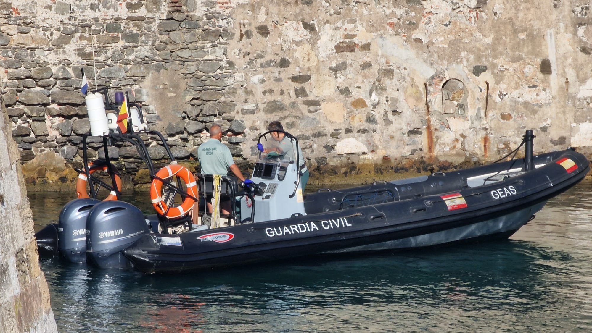 La Guardia Civil rescata un cuerpo sin vida del foso de las Murallas Reales