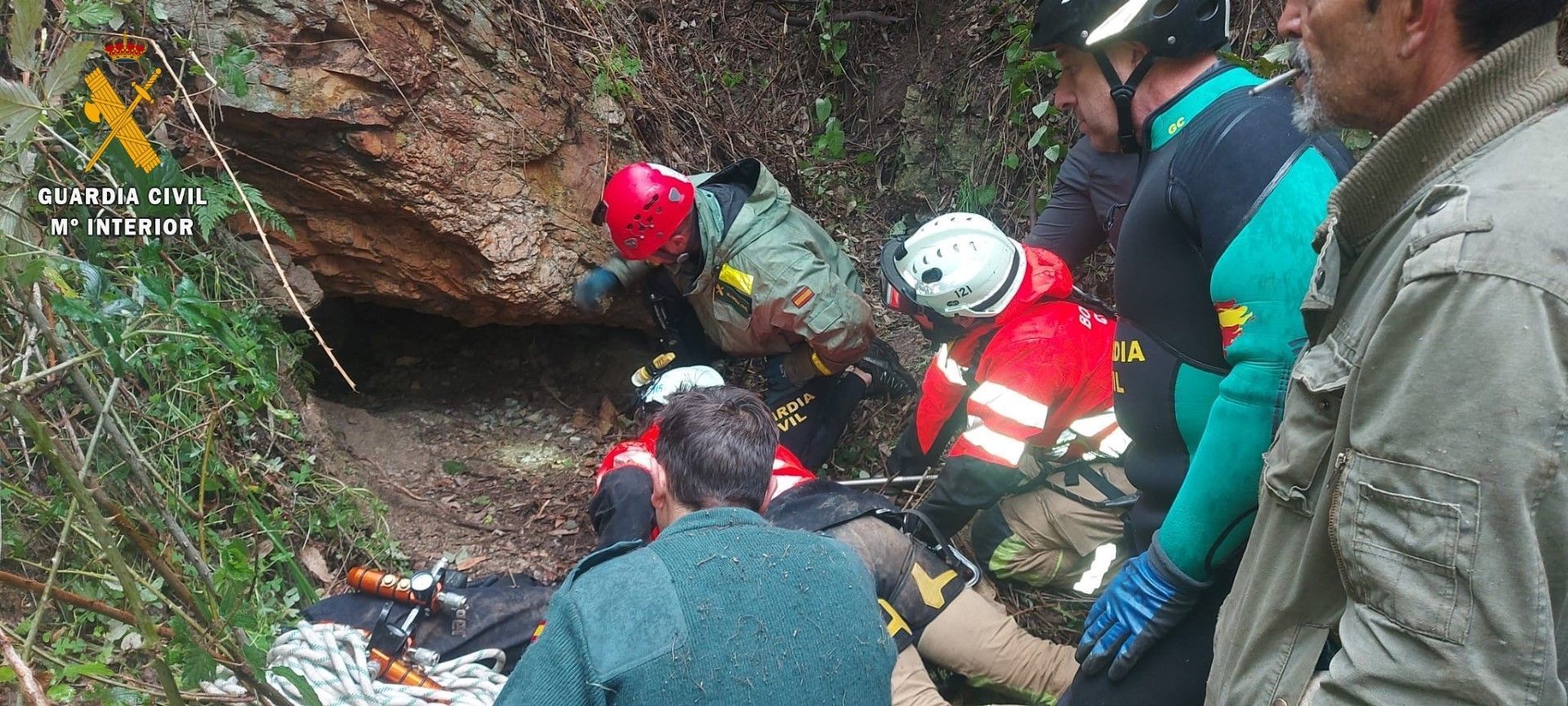 Guardia Civil y Bomberos rescatan a un subsahariano que se escondía en una zona peligrosa