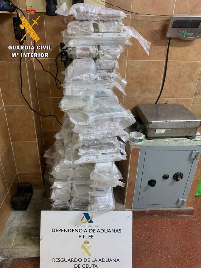 Detienen a dos jóvenes de Ceuta, ambas mujeres, con más de 86 kilos de hachís en un vehículo