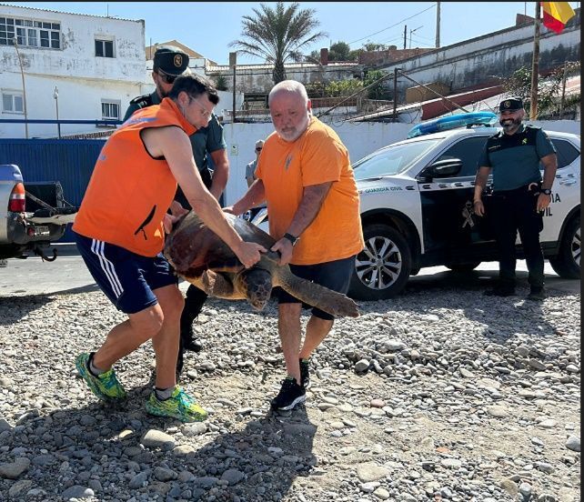 La Guardia Civil celebra el Día del Pilar con una jornada de limpieza en la Playa de Alfau