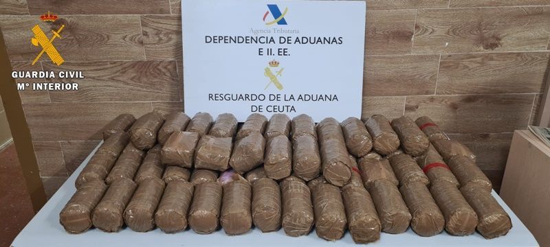 La Guardia Civil interviene más de 39 kilos de hachís en dos vehículos