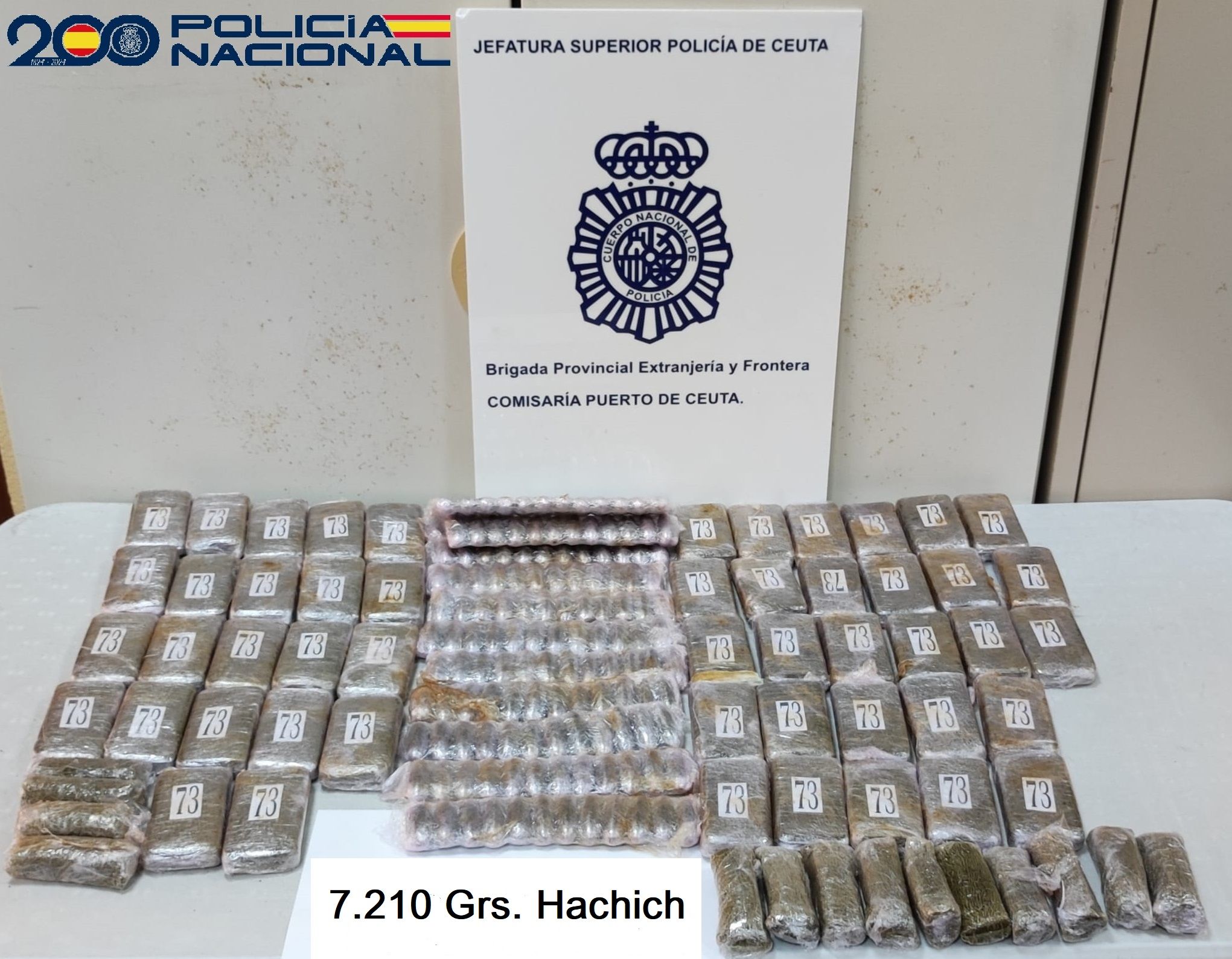 Una mujer detenida por esconder 7 kilos de hachís entre sus cuatro hijas menores al intentar tomar el ferry
