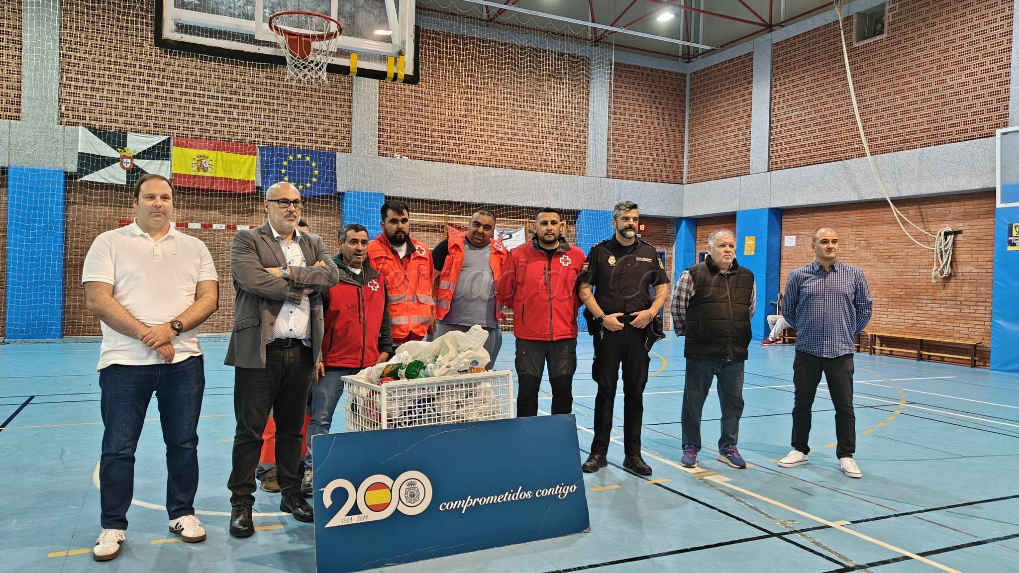 La Policía Nacional entrega a Cruz Roja los alimentos conseguidos en la “operación kilo” del torneo de baloncesto
