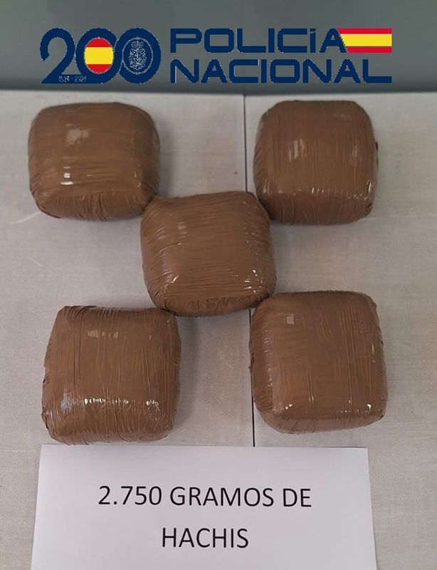 Detenido cuando iba a embarcar con un patinete eléctrico llevando 2,7 kilos de hachís