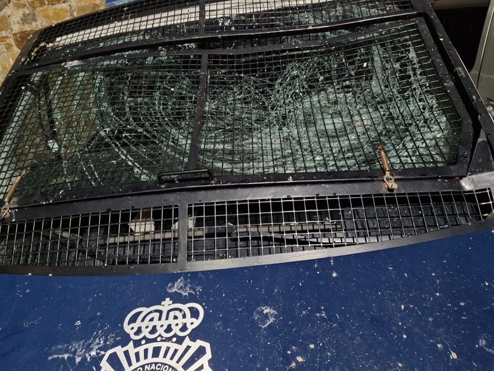 Dos policías heridos tras una emboscada en El Príncipe, en Ceuta, que dejó un furgón "destrozado"