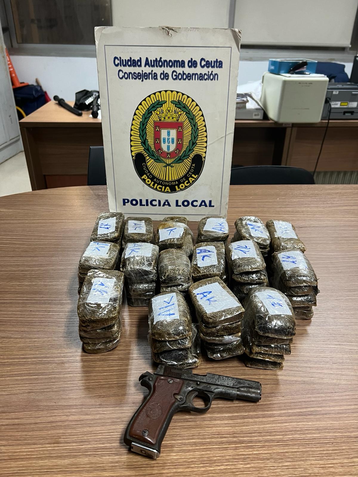 La Policía Local interviene un arma corta y 7,3 kilos de hachís