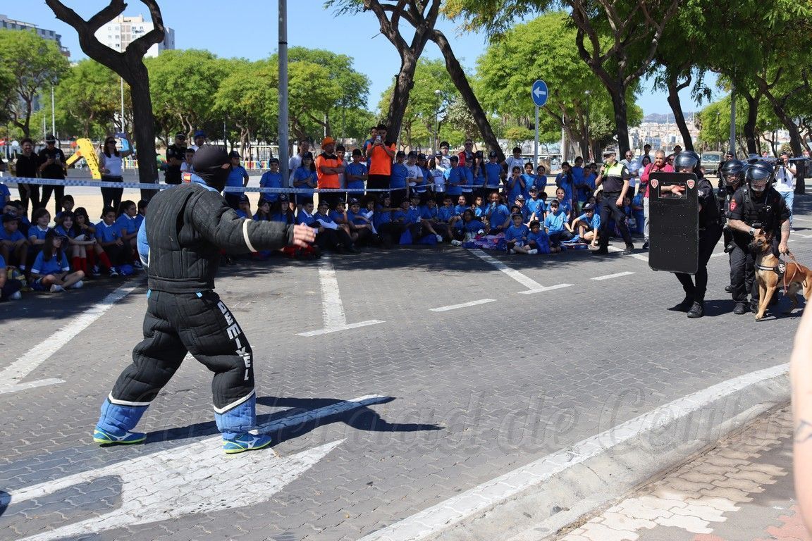 La Policía Local realiza una exhibición ante 150 alumnos de primaria
