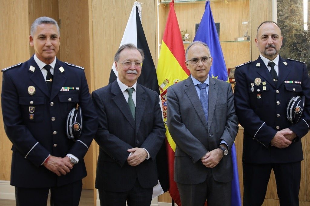 Los nuevos inspectores de la Policía Local reciben sus divisas
