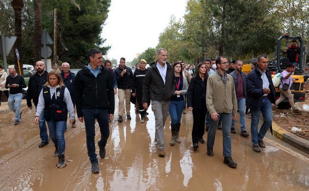 Tensión, insultos e indignación en el pueblo de Paiporta durante la visita de los Reyes