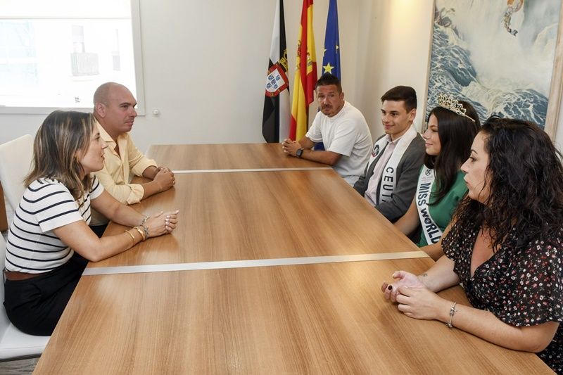 La consejera de Educación, Cultura y Juventud ha recibido al Miss Mundo y al Míster Internacional España