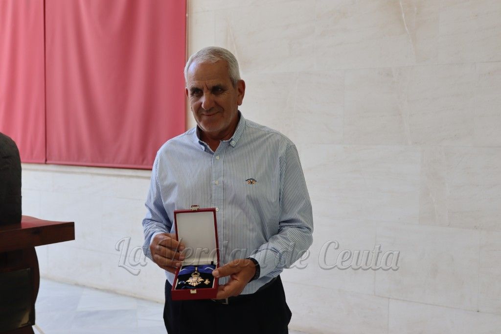 La delegada del Gobierno felicita a Abdelkader Chaib por la medalla al Mérito Civil